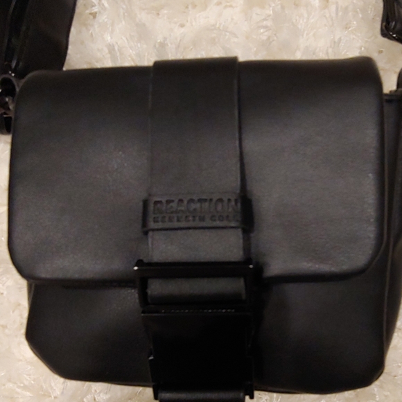 Kenneth Cole Reaction Vegan Shoulder/Belt bag - Picture 1 of 5